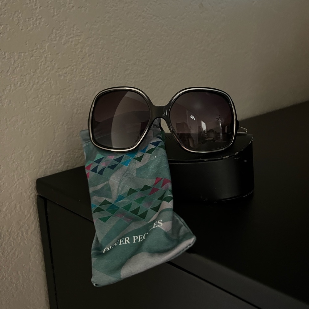 Oliver Peoples Tayla black Square sunglasses with rounded corners